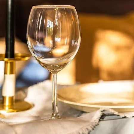 Black Mirror Inkl Wlan, Parkplatz * Detmold