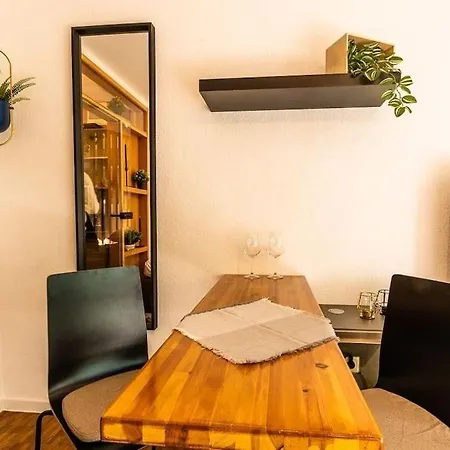 Black Mirror Inkl Wlan, Parkplatz Apartamento Detmold